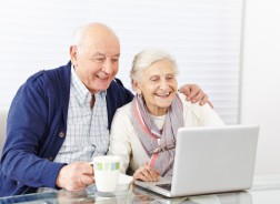 Paar Senioren surft am Computer im Internet